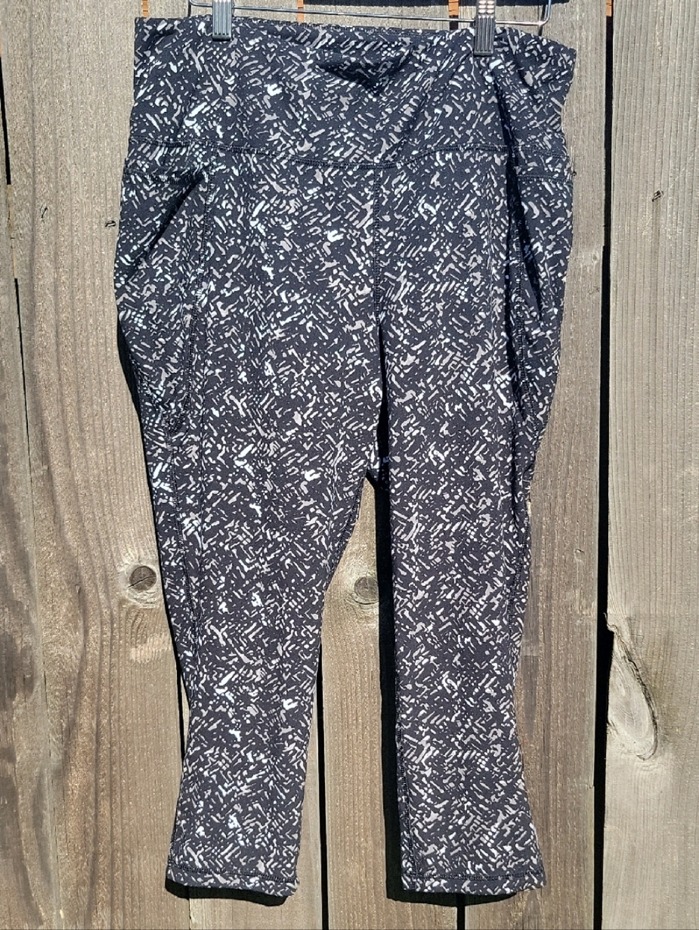 Lot of 2 Lane Bryant LIVI Soft Leggings Black White Plus 18/20 Stretch